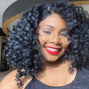 Meet your Posher, Vickiana